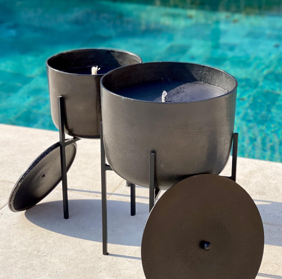 pot with lid in black on stand ø29 x 22 x 42 