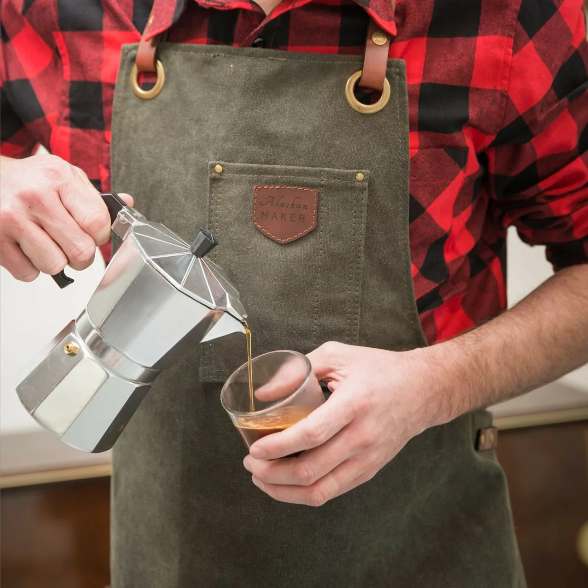 schort n°547 gewaxt canvas en leder - olijfgroen