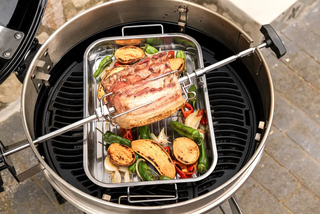 69242 - HDRotisserieCharcoalPro_InUse5.webp