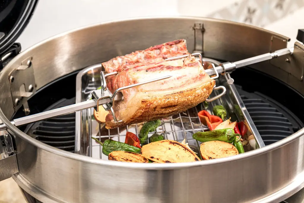 69242 - HDRotisserieCharcoalPro_InUse2.webp