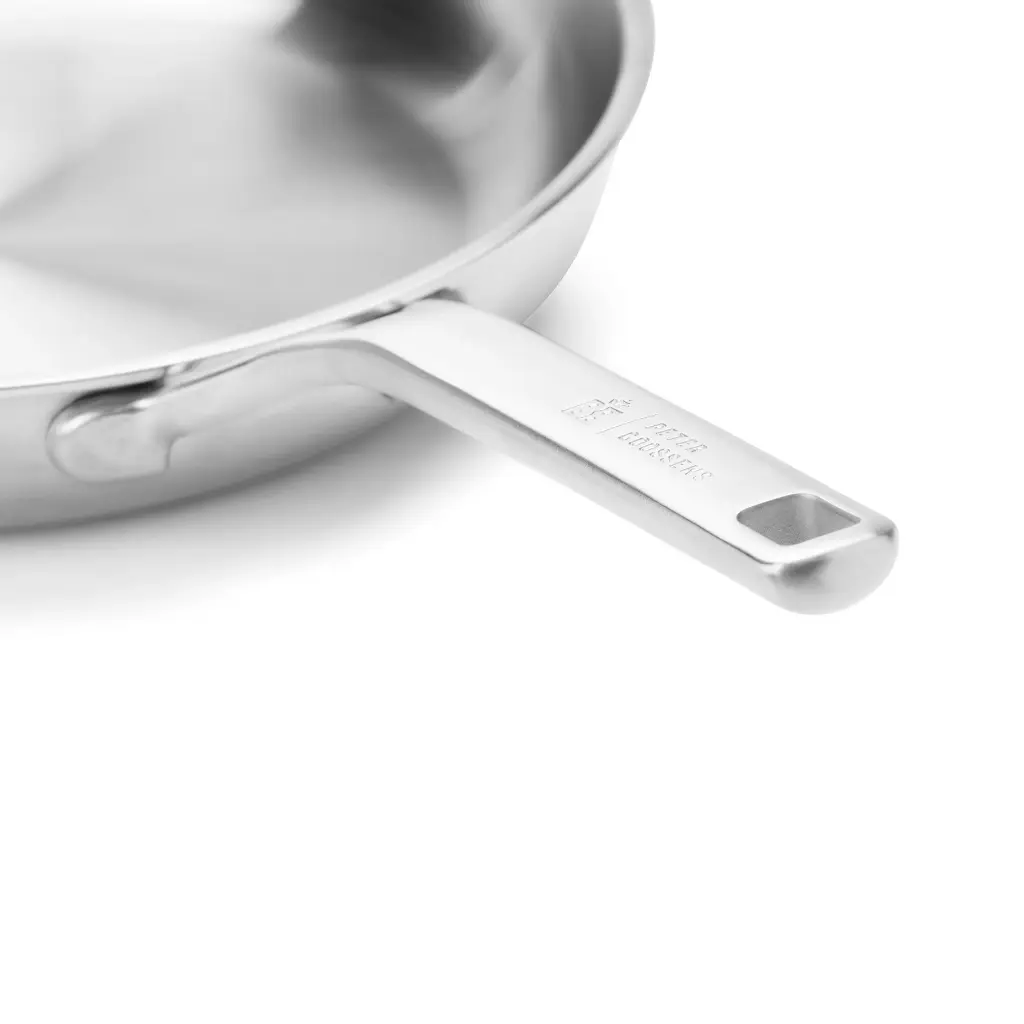 CC010916-001-image4-detail1-handle.webp